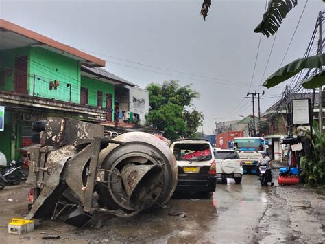 Diduga Rem Blong Truk Molen Terguling Timpa Angkot Di Jalan Raya Legok