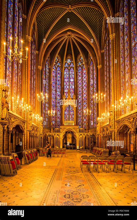 Saint Chapelle at night conducts classical music concerts in Paris ...