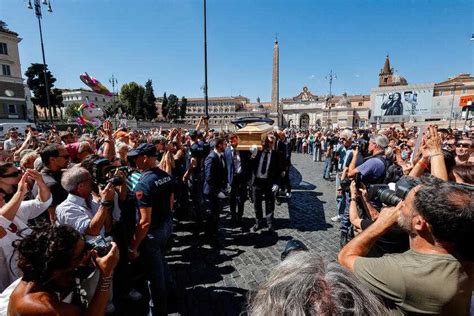 Addio A Michela Murgia Gran Folla Ai Funerali Nella Chiesa Degli