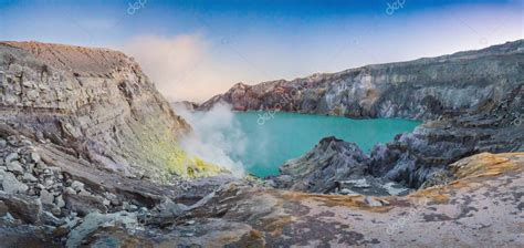 Foto panorámica del volcán Ijen o Kawah Ijen en idioma indonesio