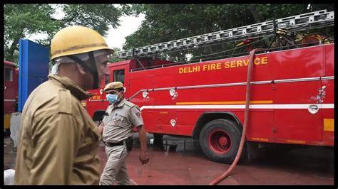 Fire Breaks Out In Building In Delhis Shahdara One Dead India Tv