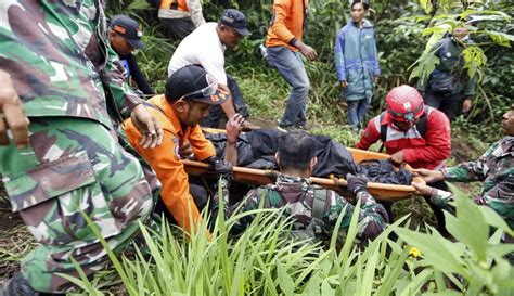 Proses Evakuasi Para Pendaki Korban Erupsi Gunung Marapi Foto