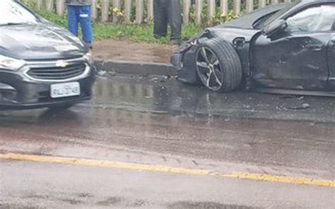 Fotos mostram Porsche de ex jogador do Flamengo destruído após acidente