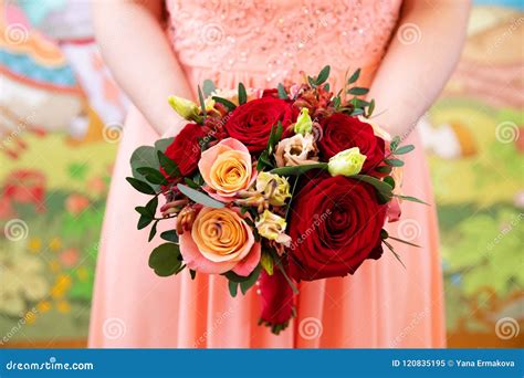 Ramo Hermoso De La Boda Con Las Rosas Rosadas Y Anaranjadas Imagen De