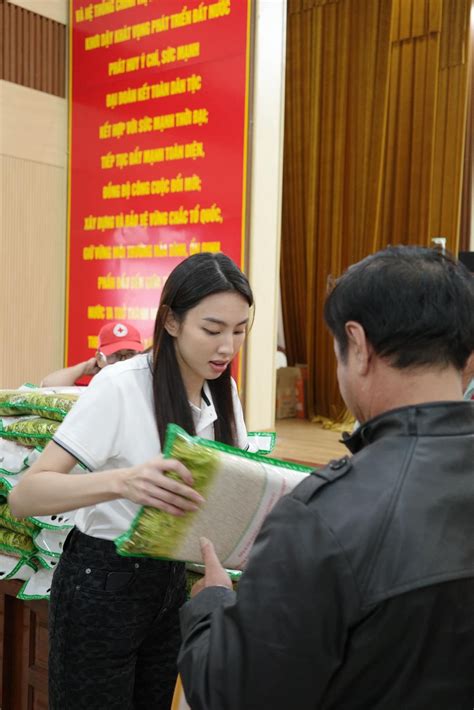 H Ng Ng Khoe Nh Ch P V I H Ng Di M Di P L M Anh G I C M V I Bikini Sao Vi T Vi T Gi I Tr