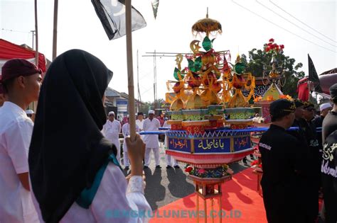 Prosesi Ritual Tabut Naik Puncak Berlangsung Meriah Dan Sakral