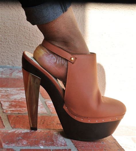 Pin By Nicole Palazuelos On How She Wear Them Clogs Wedge Heels