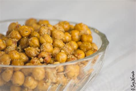 These Roasted Garlic Chickpeas Are Perfect For An Easy Hot Snack With