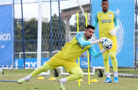 Em alta no Bahia Marcos Felipe é o goleiro mais defesas difíceis