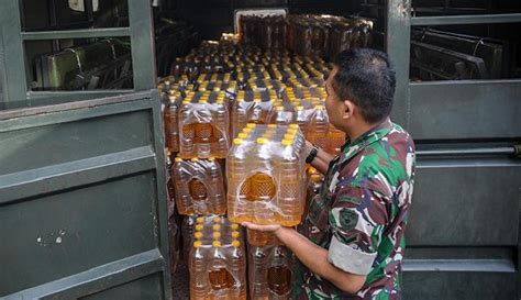 TNI Bantu Pemkot Bandung Distribusikan Minyak Goreng Curah Murah Foto