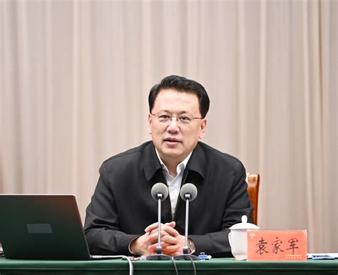 以党的创新理论统一思想统一意志统一行动 为新时代新征程新重庆建设凝聚磅礴力量