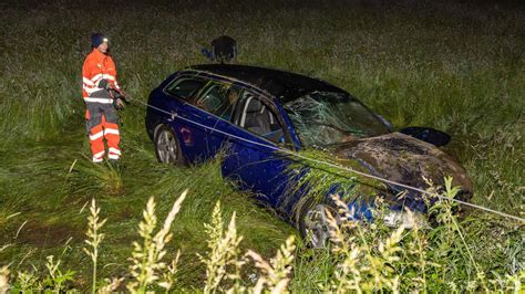 Audi überschlägt sich bei Unfall auf der B517 Fahrer unter