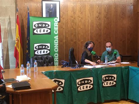 Onda Cero Salamanca emite su programa desde el salón de plenos de Alba