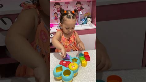 Tão espertinha essa bebê brincando de encaixe e aprendendo as formas