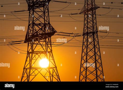 Cables De Alta Tensi N En Una Torre De Transmisi N Para La Distribuci N