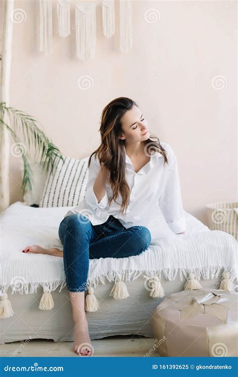Portret Van Een Jonge Mooie Vrouw In Bed In De Ochtend Thuis Mooie Brunette In De Slaapkamer