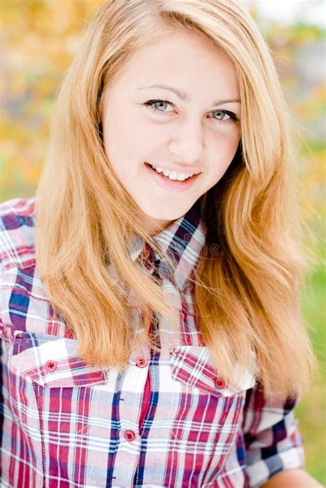 Portrait D une Belle Jeune Femme Blonde Image stock Image du heureux européen