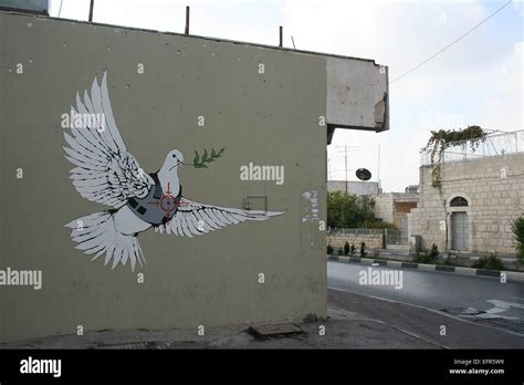 Graffiti west bank dove peace hi-res stock photography and images - Alamy