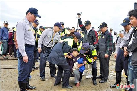 《苗栗縣苑裡風車》英華威施工 居民阻撓 警逮5人 地方 自由時報電子報