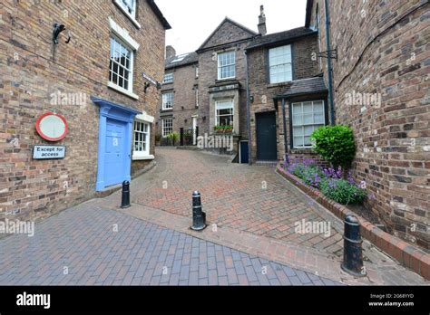 A Narrow Victorian Alleyway At Ironbridge In Shropshire Stock Photo Alamy