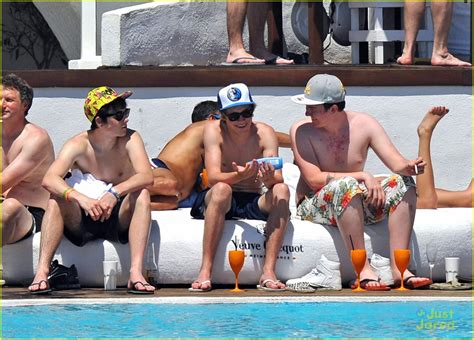 One Direction S Niall Horan Shirtless At The Pool Photo