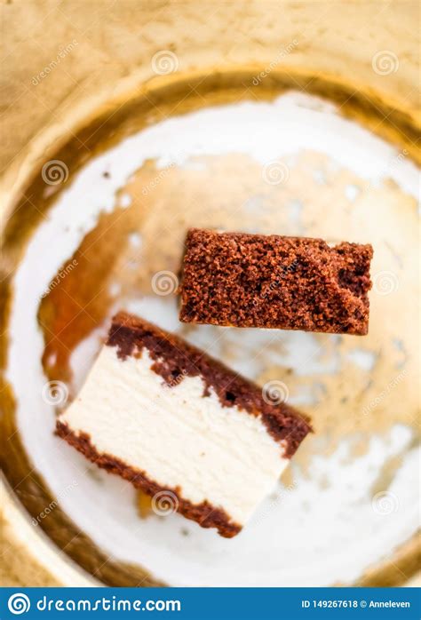 Bolo De Queijo Cl Ssico Chocolate Em Uma Placa Dourada Sobremesa