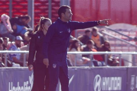 Manolo Cano enfadado con el arbitraje tras el polémico gol del Levante