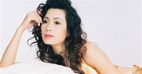 Nữ hoàng bikini đầu tiên trong showbiz Việt khiến nhà nhà săn lùng ảnh lịch