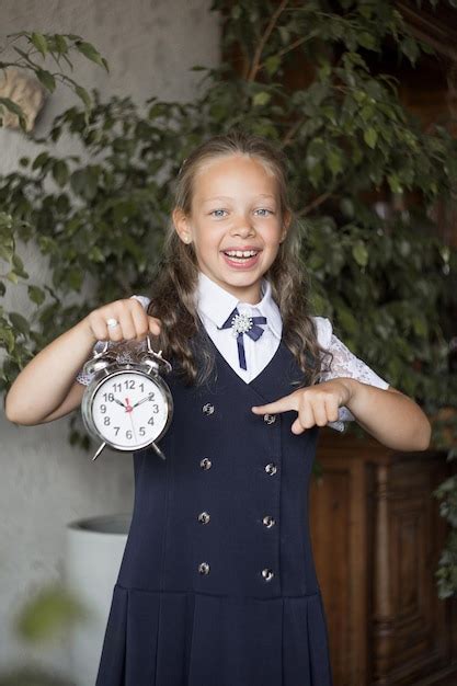 Estudante primária de retrato em uniforme escolar Foto Premium