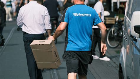 Hermes Bote Wirft Paket Vor Das Haus Kamera Zeichnet Ihn Auf