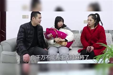 爆笑：丈夫给婆婆8800块当保姆，出差回家，竟看到妻子和孩子打地铺婆婆妻子地铺