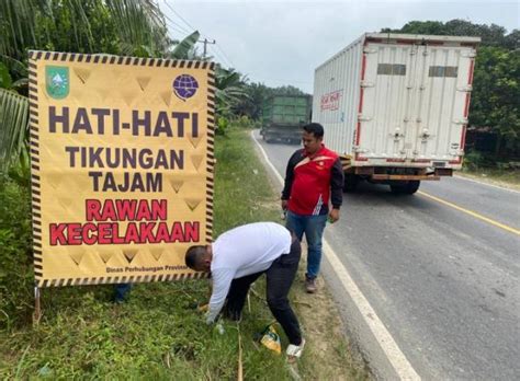 Dishub Riau Pasang Rambu Rambu Peringatan Daerah Rawan Kecelakaan Saat