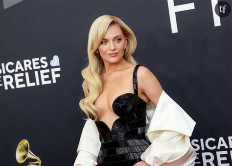 Une déesse irréelle cette célèbre chanteuse se dévoile en naked dress et soutien gorge et