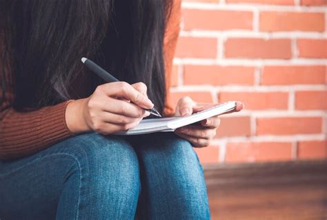 Bloc De Notas De Mano De Mujer Con Pluma Foto Premium