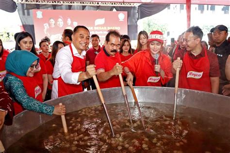 Eri Cahyadi Bareng Inul Daratista Masak Besar Porsi Bakso Untuk