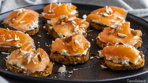 Crostini Cremosi Con Salmone Affumicato E Mandorle