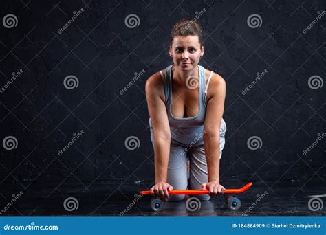 Capacitaci N De Mujeres Con Sobrepeso Ejercicios En Gimnasia Imagen De