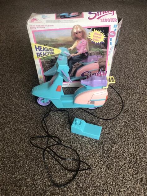 VINTAGE SINDY SCOOTER 1989 Battery Operated See Full Description Please