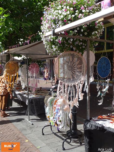 Midzomermarkt In Dorpshart 2 Werelden Van Verschil Naast Elkaar FOTO S