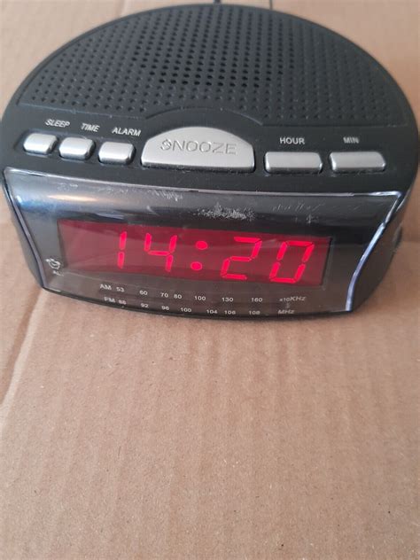 Lloytron Daybreak Alarm Clock Fm Am Radio With Buzz Alarm Snooze Function 5052337010103 Ebay