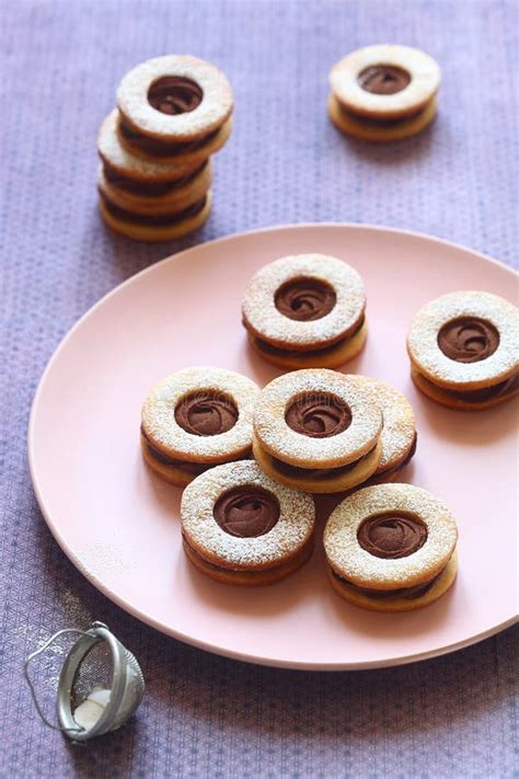 Galletas De Sandwich Rellenas De Chocolate Foto De Archivo Imagen De