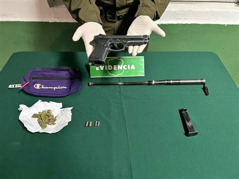 Detienen a sujeto por portar un arma un bastón retráctil y droga en