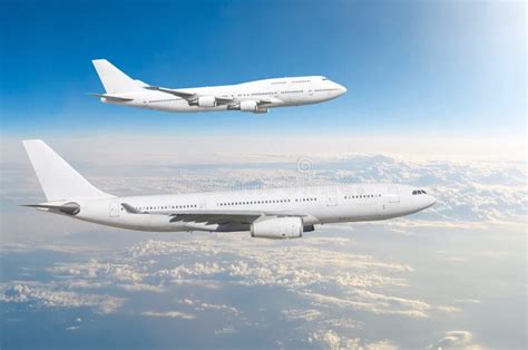 Aeroplanos Que Vuelan En El Cielo Azul Entre Las Nubes Y La Luz Del Sol