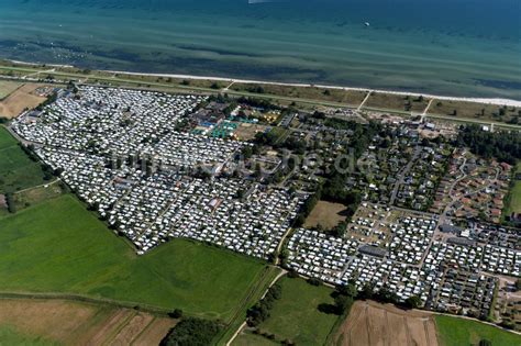 Grömitz von oben Campingplatz mit Wohnwagen und Zelten in Grömitz im