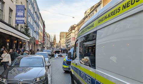 Düsseldorf Auto überschlägt sich in der Innenstadt