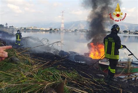 Incendiata Un Imbarcazione Ormeggiata Nel Lago Di Ganzirri A Messina L