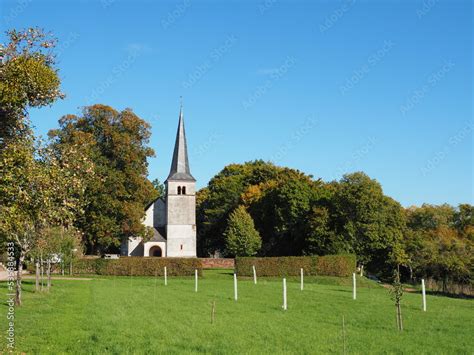 St Johannes Der T Ufer Kirche Beim Ehrenfriedhof In Kastel Staadt