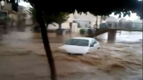 Espagne une voiture emportée par les inondations à Murcie Auvio