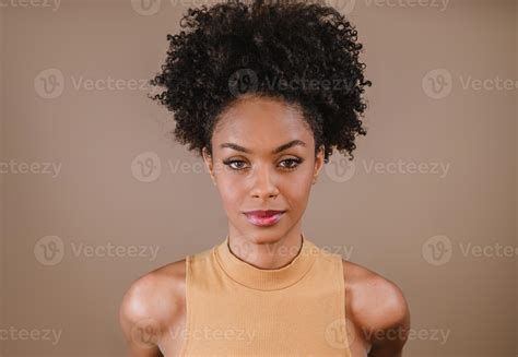 primer plano de una joven afro latina sonriente alegría positivo y amor hermoso cabello