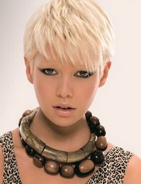 Coupe Courte Blonde Platine